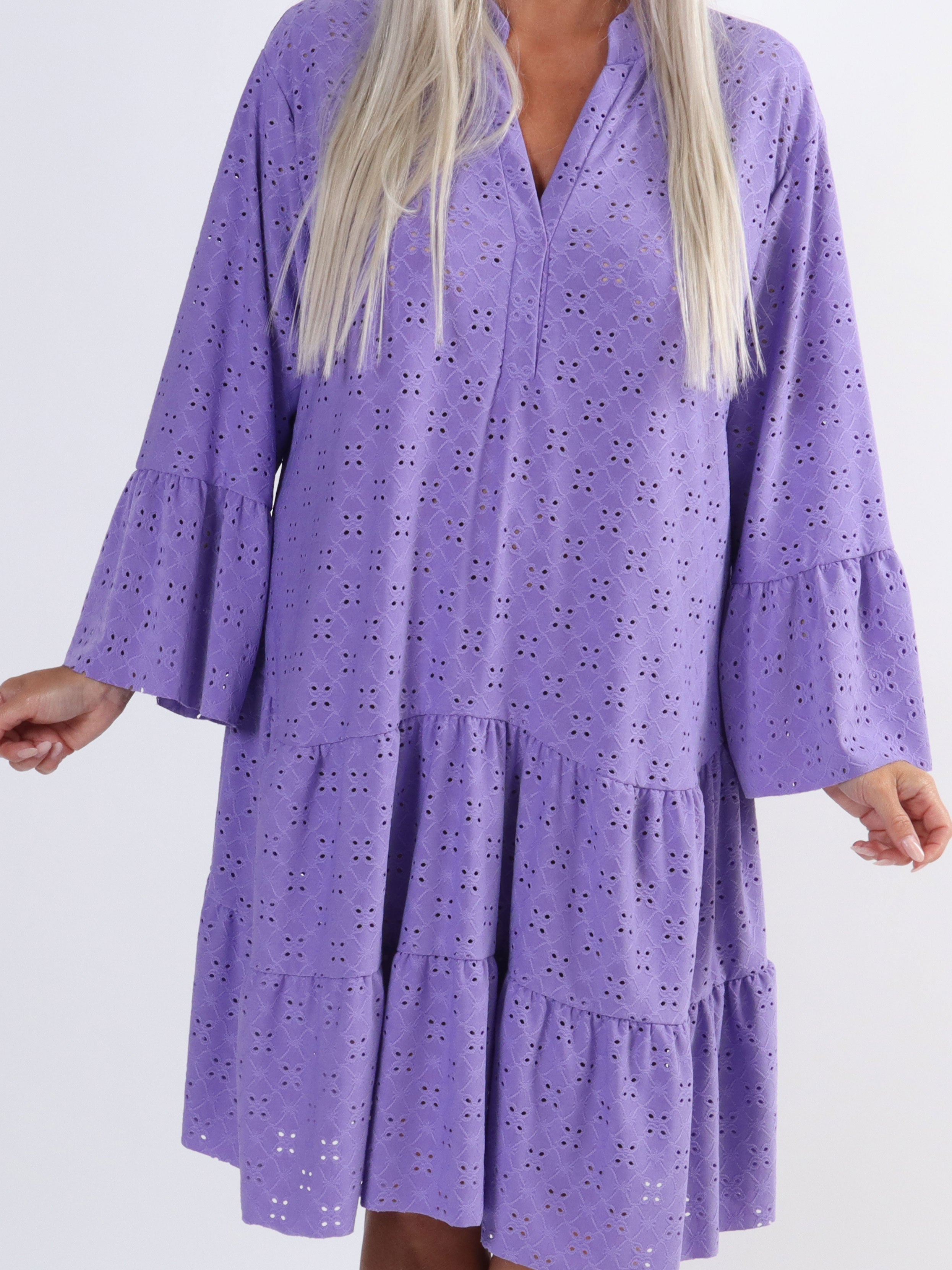 Indiana - Sød elastisk plus size kjole i broderi anglaise